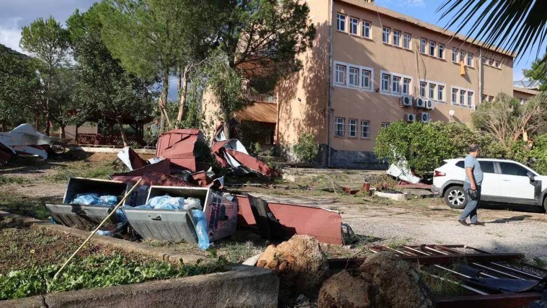 Adana’da Hortum Dehşeti: Çamlar Devrildi, Çatılar Uçtu! 8